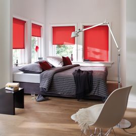 store d'intérieur rouge dans une chambre à coucher